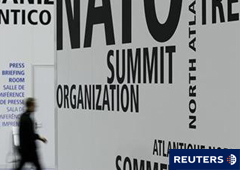 Un periodista camina cerca del centro de prensa de la cumbre de la OTAN en Lisboa, el 18 de noviembre de 2010.