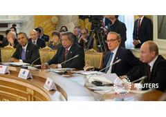 Obama (I) escucha al presidente ruso, Vladimir Putin (D) en el inicio de una reunión del G-20 en San Petersburgo, el 5 de septiembre de 2013