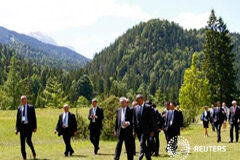 Líderes del G7 piden línea dura con Rusia al comienzo de la cumbre Obama pasea junto a otros líderes por el prado en Kruen, en una fotografía tomada el 7 de junio de 2015
