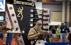 El Supremo de EEUU amplía el derecho a llevar armas Curtis Stadler durante la reunión anual de la Asociación Nacional del Rifle el 15 de mayo de 2010 en Carolina del Norte.