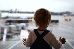 Bruselas pide reforzar la protección del menor en los casos transfronterizos de custodia o secuestro parental Niño en aeropuerto