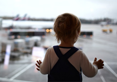 Niño en aeropuerto