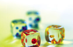 Foro DENAE sobre “EL Presente y Futuro del Juego Online en España” Unos dados de juego encima de la mesa