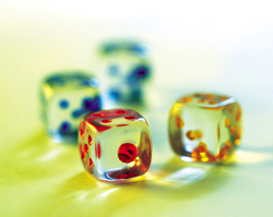 Unos dados de juego encima de la mesa Unos dados de juego encima de la mesa