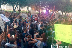 Francotiradores matan a cinco policías durante protestas en Dallas Unos manifestantes protestan contra la muerte de dos ciudadanos negros en el centro de Dallas, el 7 de julio de 2016
