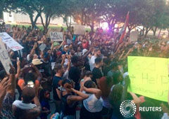 Unos manifestantes protestan contra la muerte de dos ciudadanos negros en el centro de Dallas, el 7 de julio de 2016