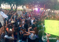 Unos manifestantes protestan contra la muerte de dos ciudadanos negros en el centro de Dallas, el 7 de julio de 2016 Unos manifestantes protestan contra la muerte de dos ciudadanos negros en el centro de Dallas, el 7 de julio de 2016