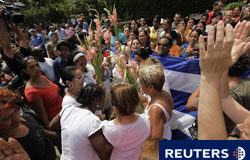 Cuba impide una marcha de las Damas de Blanco partidarios pro-gobierno rodean a miembros de las Damas de Blanco en La Habana, el 18 de abril de 2010.