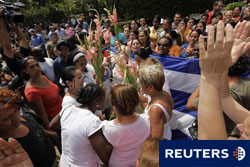 partidarios pro-gobierno rodean a miembros de las Damas de Blanco en La Habana, el 18 de abril de 2010.