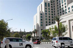 Siria cumple el plazo de destrucción de instalaciones de armas químicas Vehículos de la ONU aparcados en el hotel de Damasco donde se alojan los expertos en armas químicas que visitan Siria, el 22 de octubre de 2013