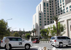 Vehículos de la ONU aparcados en el hotel de Damasco donde se alojan los expertos en armas químicas que visitan Siria, el 22 de octubre de 2013