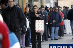 El paro registrado baja en 10.221 personas en diciembre Un grupo de personas hace cola en una oficina de empleo en Madrid, el 4 de octubre de 2010.