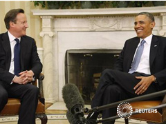 El presidente Barack Obama (D) sonríe al comienzo de su reunión con el líder británico David Cameron en el Despacho Oval, en la Casa Blanca, Washington, el 13 de mayo de 2013