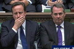 Reino Unido reduce el gasto en defensa para disminuir su déficit Cameron (I) y el ministro de Defensa, Liam Fox, tras anunciar los planes del gobierno en el Parlamento en Londres, el 19 de octubre de 2010.