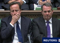 Cameron (I) y el ministro de Defensa, Liam Fox, tras anunciar los planes del gobierno en el Parlamento en Londres, el 19 de octubre de 2010.