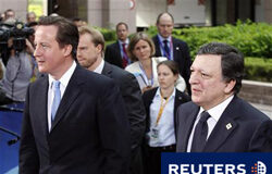 La UE busca más coordinación en las políticas económicas el primer minitsro británico, David Cameron (I), y el presidente de la Comisión Europea, Jose Manuel Durao Barroso, llegan a la cumbre de la UE en Bruselas, el 17 de junio de 2010.