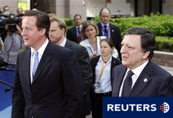 el primer minitsro británico, David Cameron (I), y el presidente de la Comisión Europea, Jose Manuel Durao Barroso, llegan a la cumbre de la UE en Bruselas, el 17 de junio de 2010.