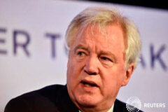 R. Unido no pagará 100.000 millones por salir de la UE, dice el ministro del Brexit Davis durante una conferencia en Londres el 26 de abril de 2017