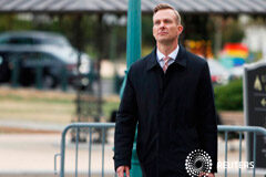 El diplomático que dice haber escuchado una conversación de Trump declara sobre la trama ucraniana David Holmes, consejero de Asuntos Políticos de la embajada de Estados Unidos en Ucrania, llega para comparecer para una declaración a puerta cerrada como parte de la investigación de destitución del presidente de Estados Unidos Donald Trump en el Capitol