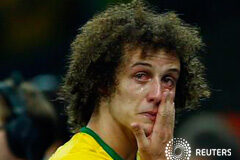 Los fantasmas del «Maracanazo» vuelven para seguir atormentando a Brasil El jugador de Brasil David Luiz llora tras la derrota de su equipo ante Alemania, en el estadio Mineirao en Belo Horizonte, el 8 de julio de 2014