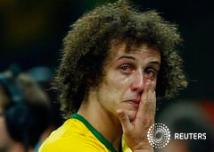 El jugador de Brasil David Luiz llora tras la derrota de su equipo ante Alemania, en el estadio Mineirao en Belo Horizonte, el 8 de julio de 2014