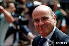 Guindos ve margen para reducir la presión fiscal en España De Guindos llega a una reunión de ministros de Finanzas de la zona euro en Bruselas, el 11 de mayo de 2015