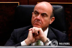 El ajuste gusta a Bruselas pero duele a la economía El ministro español de Economía, Luis de Guindos, en una sesión parlamentaria en Madrid, el 11 de julio de 2012