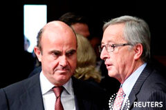 Las cajas podrían perder control en bancos tras la ayuda europea El ministro español de Economía, Luis de Guindos, y el primer ministro de Luxemburgo y presidente del Eurogrupo, Jean-Claude Juncker (a la derecha) en una reunión de ministros de Finanzas de la eurozona en Bruselas, el 9 de julio de 2012.