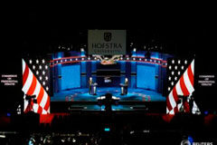 Clinton y Trump se atacan e interrumpen en primer debate presidencial del 2016 en EEUU Estudiantes de la Universidad de Hostra en Hemstead, donde se celebrará el debate, interpretando los papeles de los candidatos y el moderador durante un ensayo en Hempstead, el 25 asNew York September 25, 2016. De izquierda a derecha: Joseph Burch, Christ