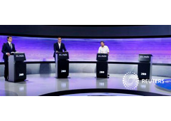 Los tres candidatos, de izquierda a derecha, Albert Rivera (I), Pedro Sánchez (C) y Pablo Iglesias (D) durante el debate el 30 de noviembre de 2015