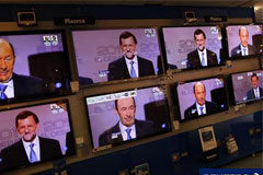 Los sondeos dan ganador a Rajoy en el debate electoral Varios televisores muestran a Rubalcaba y Rajoy antes del debate televisado.