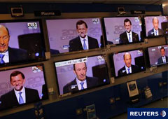 Varios televisores muestran a Rubalcaba y Rajoy antes del debate televisado.