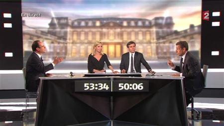 Hollande (izq.) y Sarkozy (dcha.), con los periodistas David Pujadas (2º por la dcha.) y Laurence Ferrari (2ª por la izq.) como moderadores durante el debate del 2 de mayo retransmitido por France 2 Television desde sus estudios en La Plaine Saint-Denis