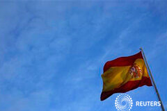 España incumplió previsiblemente la meta de reducción del déficit de 2012 Una bandera española ondea en el ministerio de Defensa, el 15 de enero de 2013