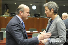 De Guindos critica la expropiación de Red Eléctrica en Bolivia De Guindos habla con la ministra de Economía danesa, Margrethe Vestager (D), en una reunión de ministros de la UE en Bruselas