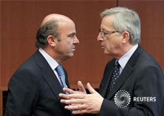 De Guindos escucha al presidente el Eurogrupo, Jean-Claude Juncker (D), al comienzo de la reunión de ministros de Economía de la UE en Bruselas