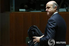De Guindos dice que las dudas sobre Italia contagian la deuda española Luis de Guindos llega a la reunión de ministros de Finanzas de la Unión Europea, en Bruselas, el 4 de diciembre de 2012
