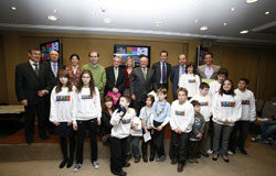 Derechos del Niño con voz de mayores Personalidades del mundo de la política, el derecho, el deporte y las artes y un grupo de niños durante el acto