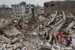 Detenido el ingeniero que avisó del derrumbe en Bangladesh, mueren 500 Equipos de rescate trabajan entre los escombros del edificio Rana Plaza de Savar, cerca de Daca, el 2 de mayo de 2013