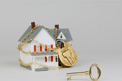 La nueva regulación del desahucio: el desahucio exprés Una casa encadenada y una llave