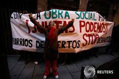 Unas 35.000 familias españolas perdieron su vivienda a junio 2013 Una activista celebra la ocupación de un edificio vacío frente a una pancarta antidesahucios, en el centro de Madrid el 5 de enero de 2014