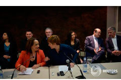 La mayoría política vasca se une para celebrar el desarme de ETA De izquierda a derecha, la dirigente sindical Ainhoa Etxaide (LAB) habla con la socialista Rafaela Romero (PSE), delante (de izquierda a derecha) de Laura Pérez (Podemos), Arnaldo Otegi (Sortu), Txiki Muñoz (ELA), Nagua Alba (Podemos), Andoni Ortuzar (PSE
