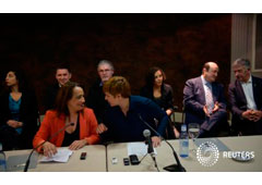 De izquierda a derecha, la dirigente sindical Ainhoa Etxaide (LAB) habla con la socialista Rafaela Romero (PSE), delante (de izquierda a derecha) de Laura Pérez (Podemos), Arnaldo Otegi (Sortu), Txiki Muñoz (ELA), Nagua Alba (Podemos), Andoni Ortuzar (PSE