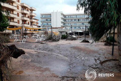 Al menos 10 muertos tras unas lluvias torrenciales en Baleares Barro y escombros en una calle de en Mallorca, el 10 de octubre de 2018 en una imagen obtenida de redes sociales