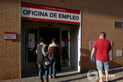 El paro registrado baja en 60.214 personas en marzo, el mayor descenso en 13 años Personas entrando en la oficina de empleo en Madrid el 6 de abril de 2015. REUTERS/Andrea Comas