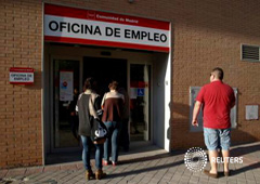 Personas entrando en la oficina de empleo en Madrid el 6 de abril de 2015. REUTERS/Andrea Comas
