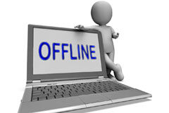 El derecho del empleado a la desconexión no tardará en reconocerse en España Un muñeco al lado de un portatil con la palabra offline