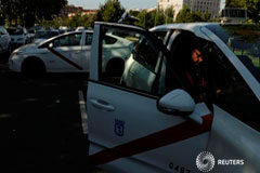 ¿Huelga del taxi o cierre patronal? Taxis bloqueando el Paseo de la Castellana en Madrid durante una huelga contra la, en su opinión, competencia desleal de los VTC, Madrid, 1 de agosto de 2018