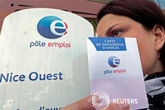 El alto desempleo amenaza el futuro de la UE, dicen varios ministros Una mujer sostiene una cartilla de solicitante de empleo ante una Agencia Nacional de Empleo en Niza