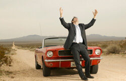 Entre aprobar la última asignatura y ejercer, ¿cuántas cosas pasan? Un hombre con su coche averiado.